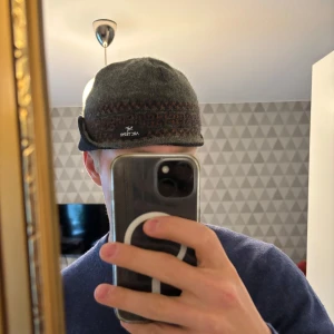 Arc'teryx vintage - Säljer nu en mycket sällsynt mössa från Arc’teryx!               Mössan har en unik form med nedvikta kanter över öronen och ett Arc'teryx-märke framtill. Stickad utsida och mjuk fleece på insidan för extra värme.