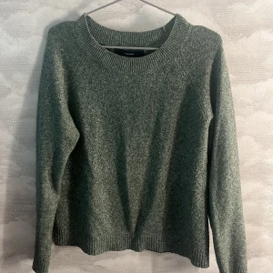 Grön stickad tröja från Vero Moda - Mysig grön stickad tröja från Vero Moda i storlek M. Tröjan har rund halsringning, ribbade muddar och lång ärm. Perfekt för lager-på-lager och chill dagar. Enkel och stilren design som funkar till det mesta.