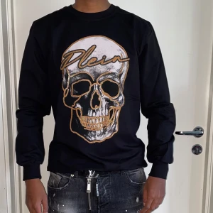 Philipp Plein tröja strl M - Storlek M. Helt ny. Fin replika med grym kvalitet. Modellen är 175cm väger 67kg. Pris: 900kr. Först till kvarn som gäller. Skickas direkt inom 24h