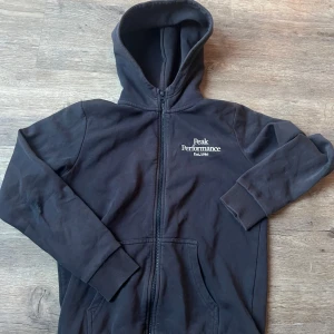 Svart Peak Performance hoodie med dragkedja - Mörkblå zip hoodie från Peak performance, bra skick✨ och storlek 160