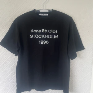 Acne studios S - Acne studios t shirt i fint skick (8/10) i storlek S men passar M bättre. Passformen är baggy och t-shirten passar runt 180 cm | skickas med tag, skriv vid någon fundering✅