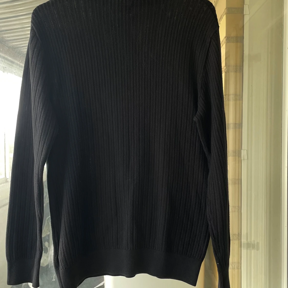 Svart ribbad polotröja - 2