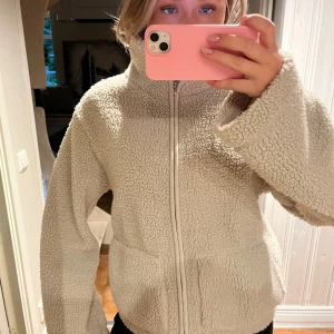 Teddy jacka - Söt teddy jacka, beige i storlek M men mer som en S. Nyskick♥️