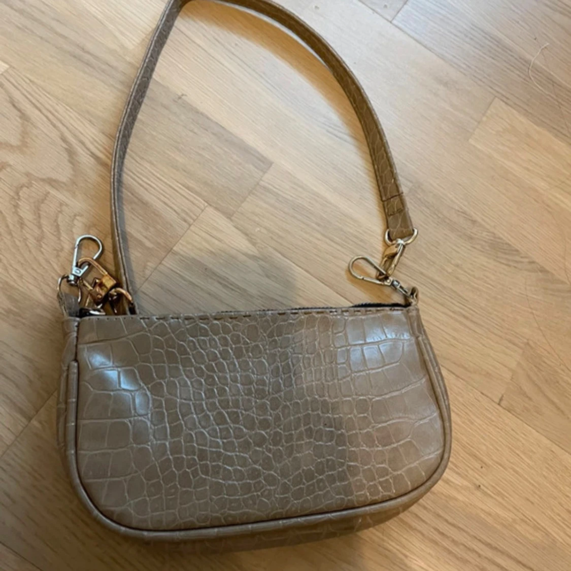 Beige axelväska i crocopräglat skinn - 1