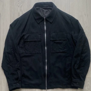 Tunn jacka från massimo dutti - Säljer nu denna asfeta Massimo Dutti Jacka perfekt för hösten och våren i ett jätteskönt material! Jackan har krage och passar jättebra med i princip allt då den är i en neutral färg! Storlek L men jag skulle säga att den passar M/S mer! Vid fler frågor eller funderingar tveka inte på att skriva till mig!