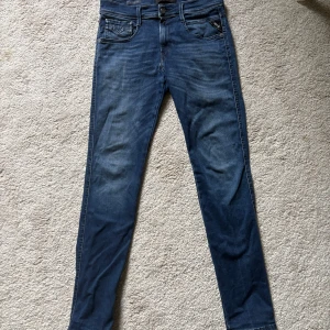 Replay Hyperflex slimfit jeans blå - Säljer ett par blå Replay Anbass jeans med slim fit. Jeansen har klassisk femficksdesign, snygga detaljer på bakfickorna och är tillverkade i stretchigt jeansmaterial för extra komfort. Säljer de för jag vuxit ur de så kan därför it använda de längre, använda ganska många gånger men är i mycket bra kvalitet, liten defekt på ett litet ställe men man märker ingenting, vill du se mer bilder så hör av dig !!!🔥🔥Pris kan såklart diskuteras vid snabb affär!