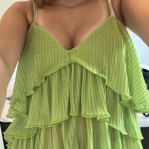 Populär zara volangtopp - Superfin ljusgrön topp med volanger från zara! 💚