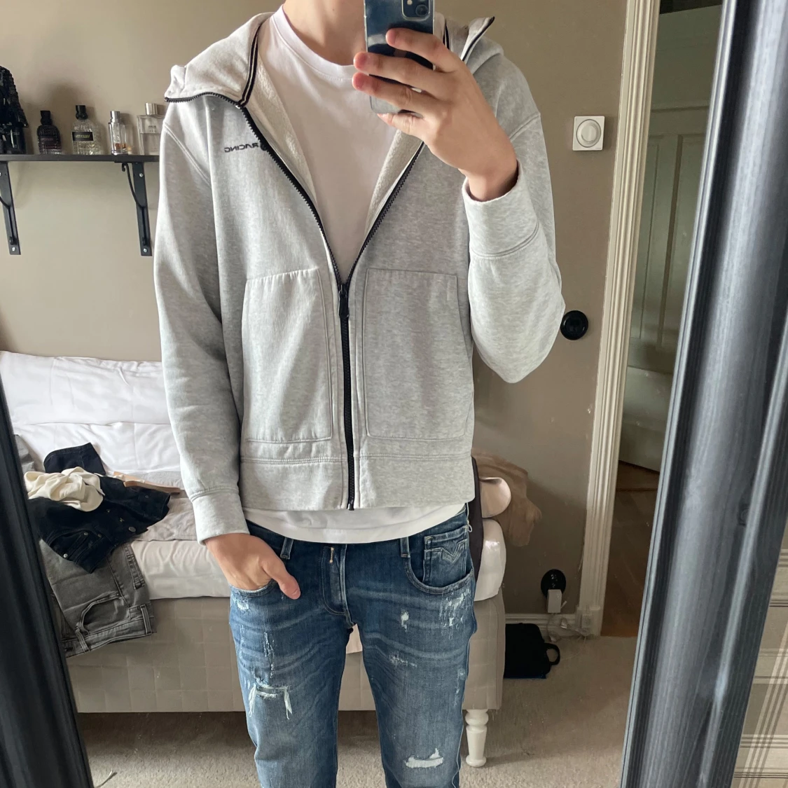 Grå hoodie från Sail Racing med dragkedja