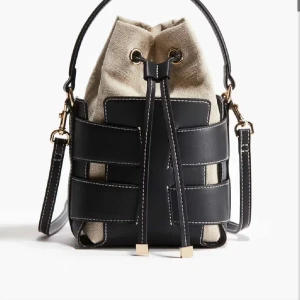 H&M väska - Säljer den eftertraktade väskan från H&M som är slutsåld!!🥰 Enbart använt en gång så i nyskick💕