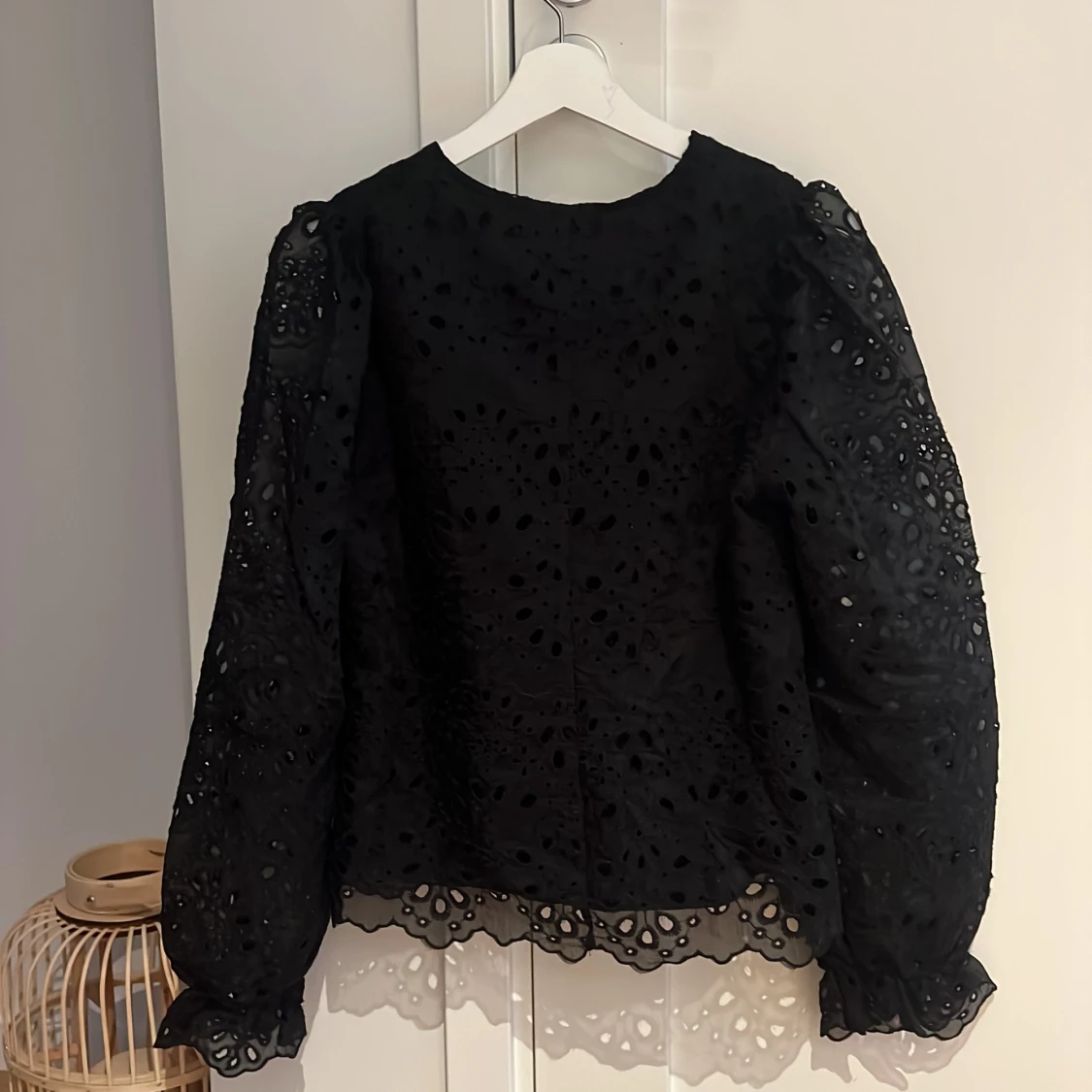 Svart broderad blus från Neo Noir - 1