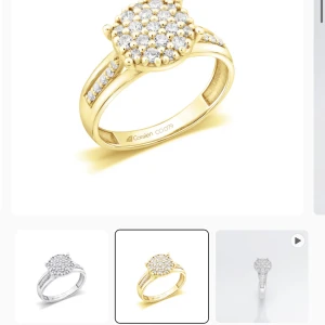 Diamantring i 18K guld med 43 diamanter - Exklusiv ring i 18K gult guld från Coralen, prydd med 43 gnistrande diamanter på totalt 0,69ct. Ringen har en rund, glittrig diamantkluster på toppen och diamanter längs sidorna av bandet. Perfekt för dig som vill ha något riktigt lyxigt och iögonfallande.