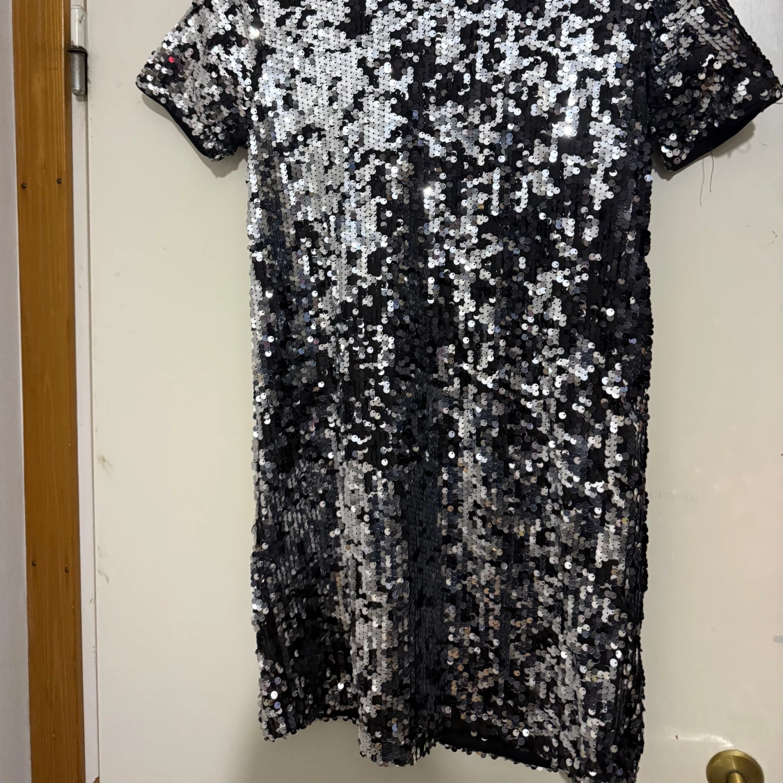Glittrig paljettklänning från Bik Bok XS - 3