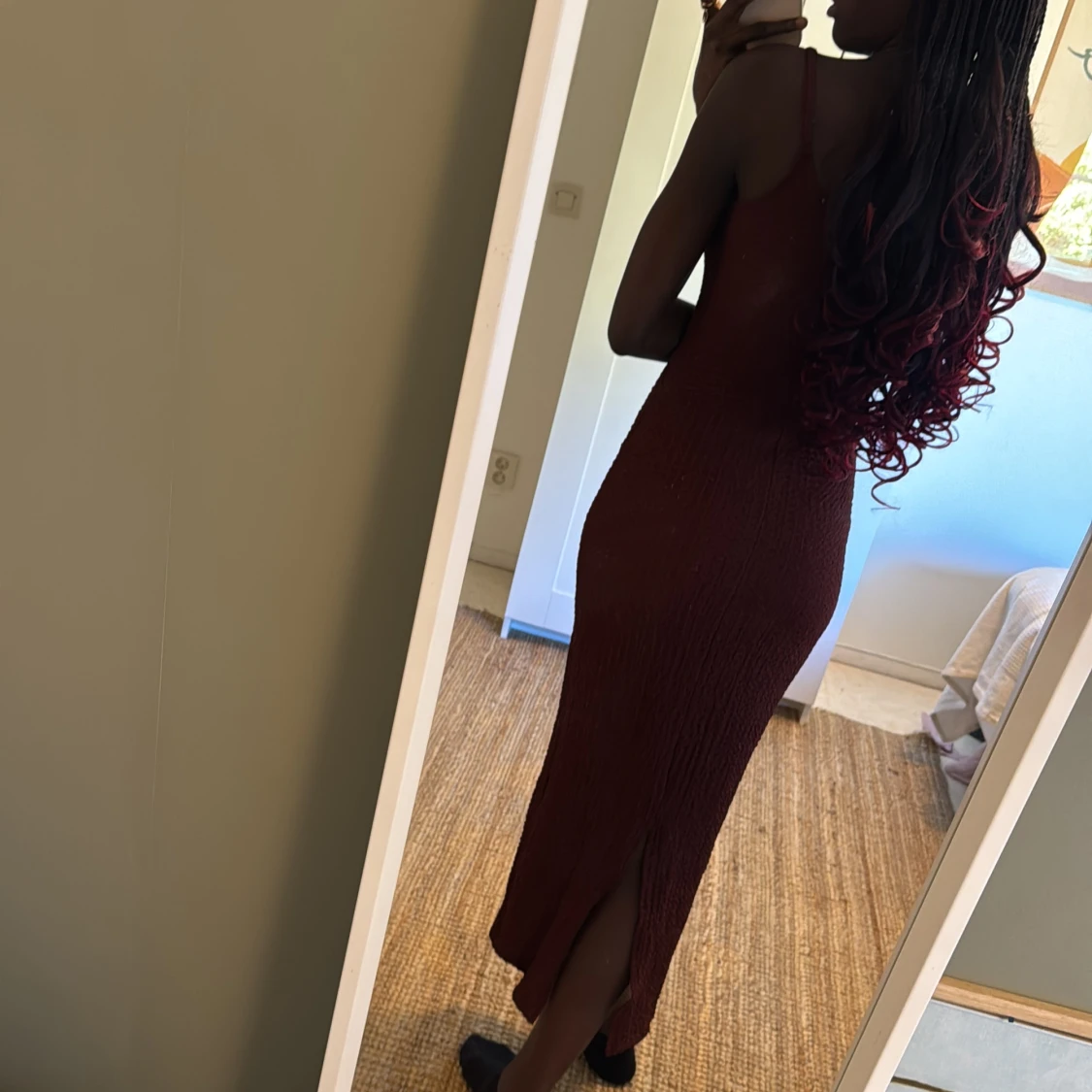 Vinröd långklänning med smala axelband - 3