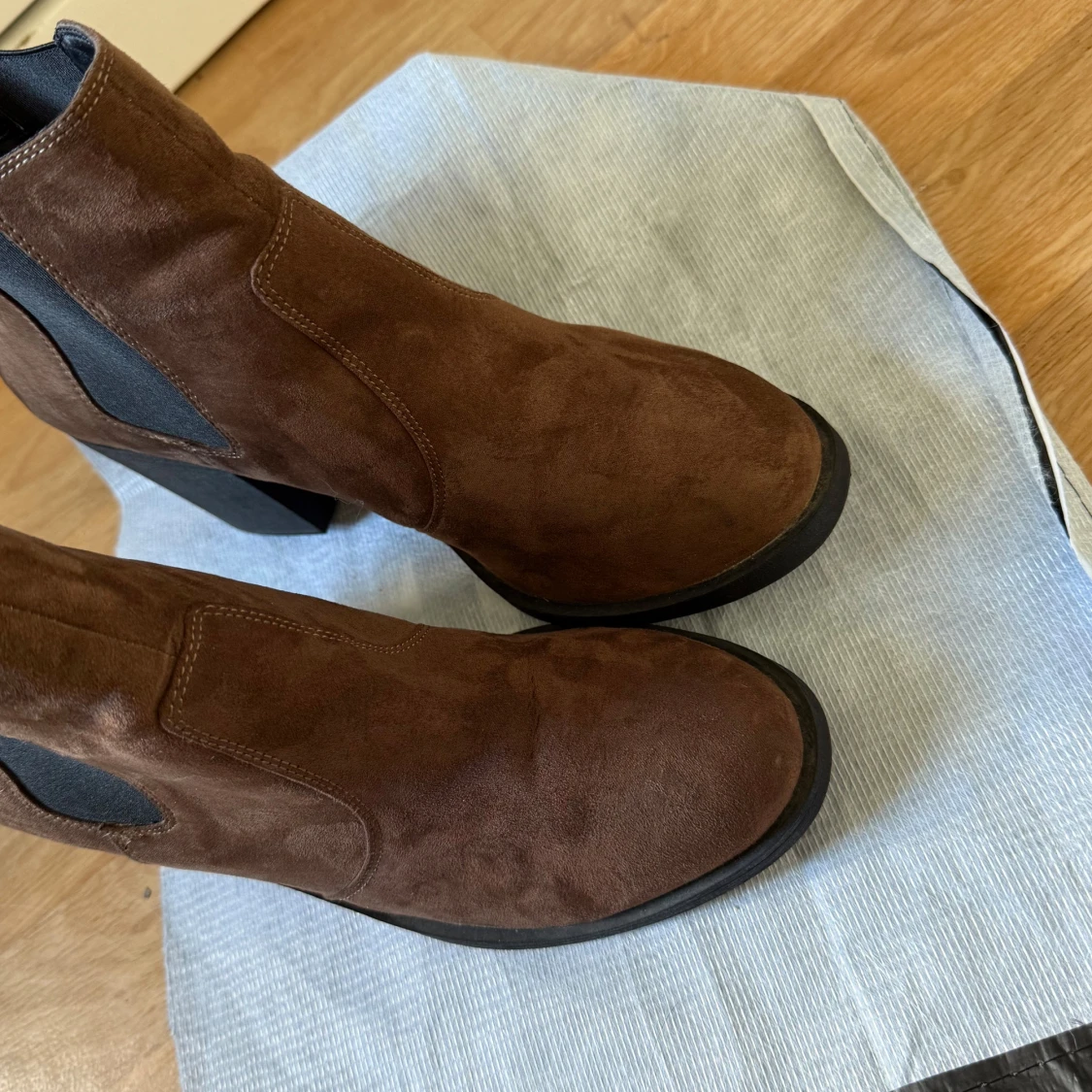 Bruna mocka chelsea boots med klack - 1