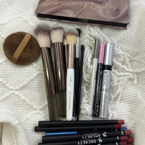 Beauty kit  - Massa smink och nya borstar och en mycket fin ögonskugga palett 