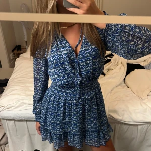 Blå mönstrad klänning - Snygg blå  klänning från Zara som knappt kommit till användning💕