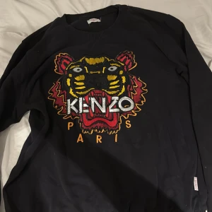 Svart kenzo tröja - Använt. Lite smutsig på Logan mer går säkert av. Storlek L men passar mer som S-M