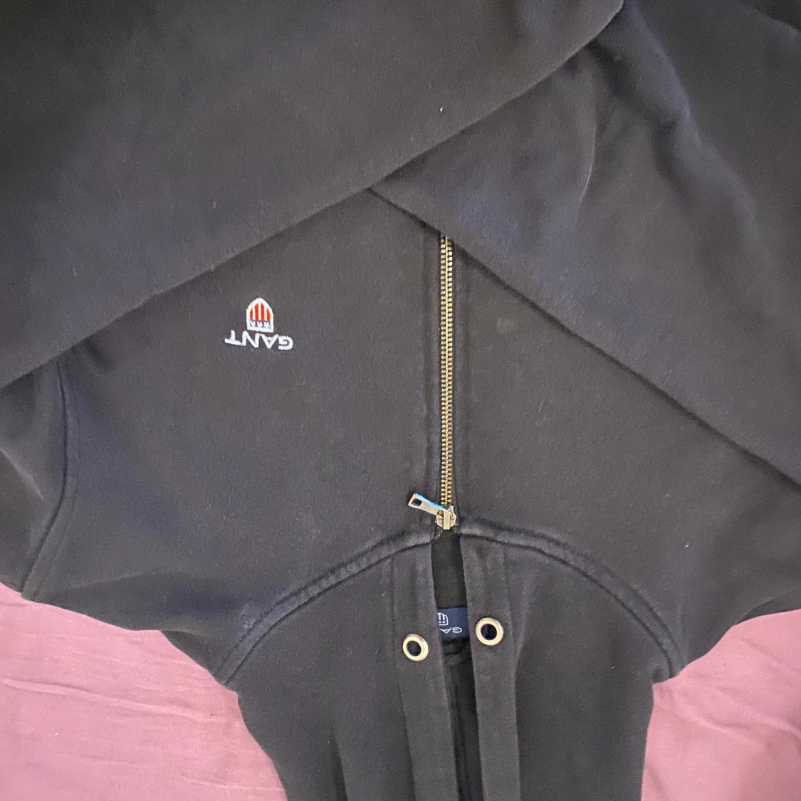 Svart hoodie från Gant med dragkedja - 1