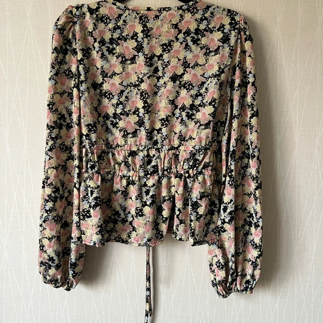 Blommig omlottblus med snörning  - 1