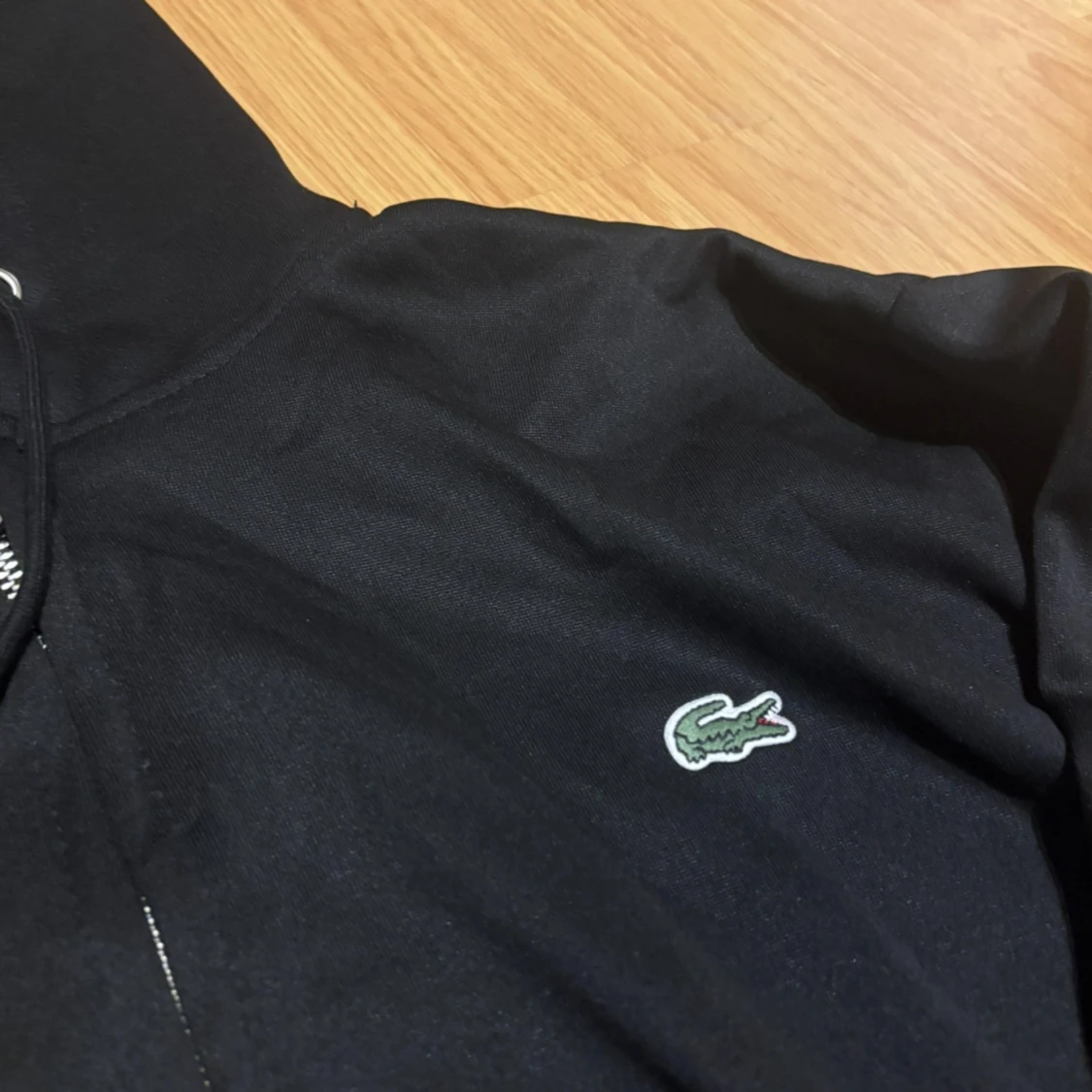 Svart hoodie från Lacoste  - 2