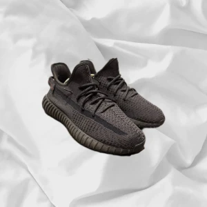 Adidas Yeezy Boost 350 V2 Black - Tväääär feta dojor från Adidas (Yeezy Boost 350 V2) i svart förg som lyser i mörkret– enkla att matcha och sköna att bära. Ett stilrent val, noggrant utvalt med omsorg av AM Clothing.  📩 Frågor? Hör gärna av dig! 📲 Följ oss här på Plick för fler uppdateringar. ♻️ Tack för att du handlar mer hållbart med AM Clothing!