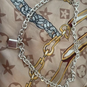 Chunky silver halsband från Chaires - Snyggt chunky halsband i silverfärgad metall från Chaires. Kedjan har grova länkar och ett coolt hänglås som detalj. Perfekt statement piece för att lyfta din outfit. Justerbar längd med liten logga vid låset.