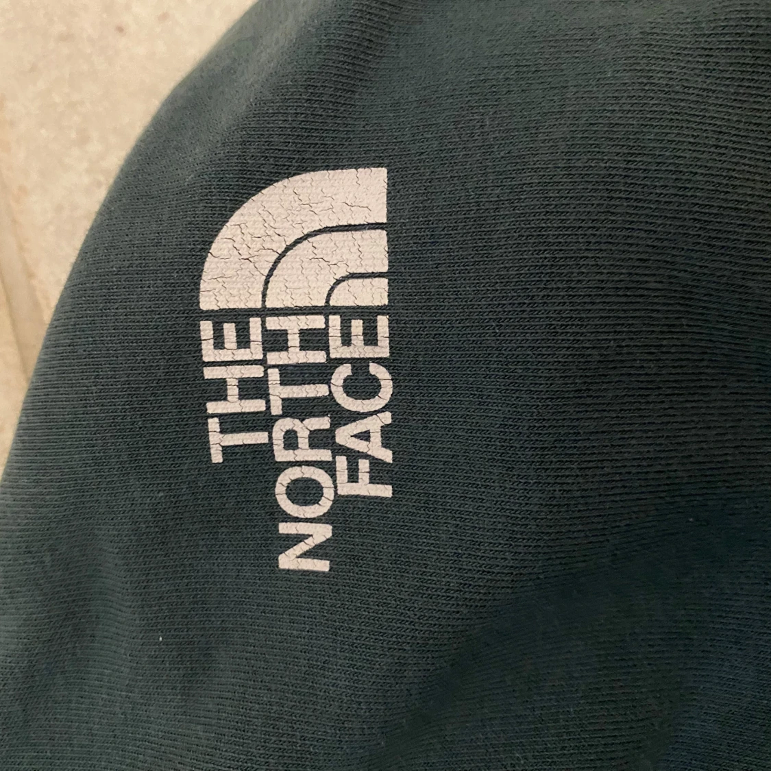 Mörkgrön hoodie från The North Face M - 3