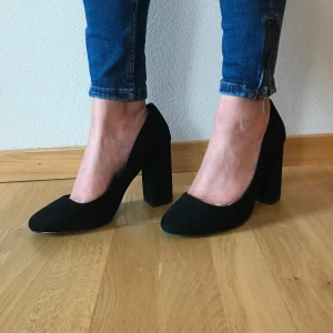Klackskor - Svarta klackskor från NA-KD med bred klack. Storlek 38, säljer då de är för stora på mig