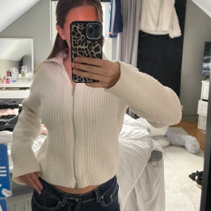 Vit stickad kofta från BikBok - Supermysig vit stickad kofta från BikBok i storlek XS🤍