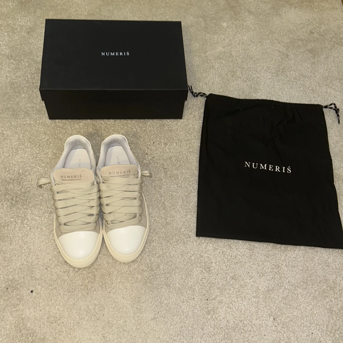 Beige sneakers från Numeris i mocka