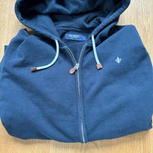 Mörkblå hoodie från Morris - Tjena!👋—- inga defekter!——- förhandlingsbart pris—— skriv vid funderingar 