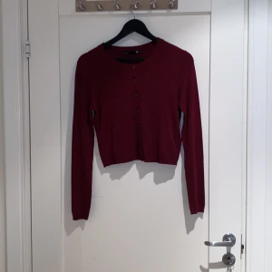Vinröd kofta storlek:XS  - En vinröd kofta från lager 157, storlek xs. Säljer denna  för att jag ångrar mitt köp. Har bara använt koftan 1 gång💕
