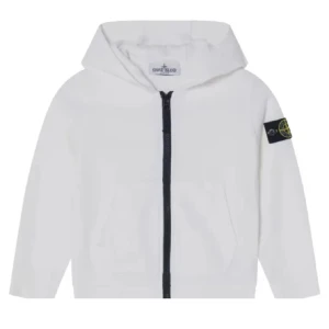 Vit hoodie från Stone Island - Vit hoodie från Stone Island med svart dragkedja och klassisk logga på ärmen. Tröjan har huva, känguruficka och är tillverkad i mjuk bomull. Perfekt för dig som gillar stilrena och exklusiva streetwear-plagg.