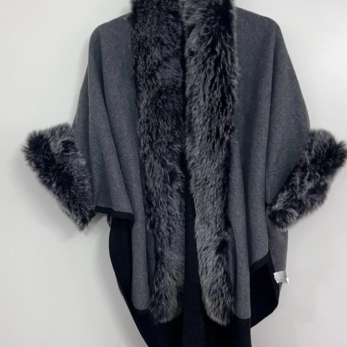 Grå kappa med fuskpälsdetaljer