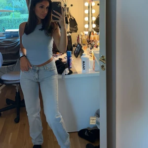 Ljusblå jeans - Slutsålda jeans från Gina tricot, low waist straight leg modellen i en ljusblå färg. Perfekt längd på mig som är 1.62, sitter så fint på men behövs säljas då dom tyvärr Inter kommer till användning mer:(