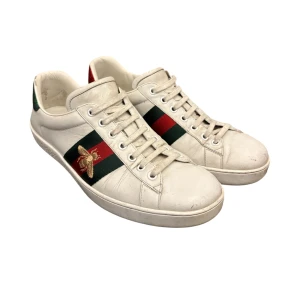 Gucci ace bee - Säljer dessa feta gucci ace skor, fint skick och kommer med dustbag, använts i några månader och fåtal skavanker på skorna. Start pris 1750kr 💵pris går att diskutera🙌🏻kom dm för mer frågor eller bilder👌🏻