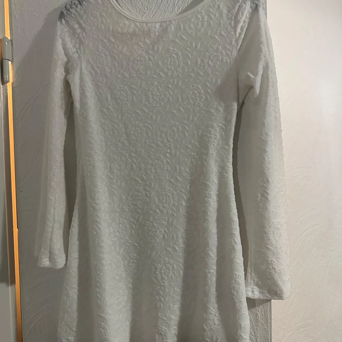 Vit spetsklänning med blommönster