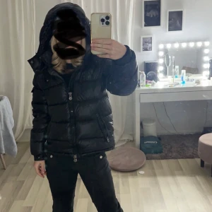 Moncler maya jacka - Säljer min maya moncler jacka då jag köpt en ny jacka och denna kommer inte komma till användning längre. Den är i storlek 1 vilket motsvarar storlek S. Den har en liten defekt där man hänger jackan men det går nog att sy. Jackan går även att hänga på de sättet ändå. Eftersom det är en liten defekt så säljer jag den billigare. Skriv vid frågor eller funderingar💓