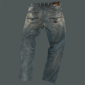 Replay anbass jeans  - Mycket fräscha, uppsydda, snygga slitningar  100cm i längd  40cm i midja  Hör av er vid frågor eller fler bilder!