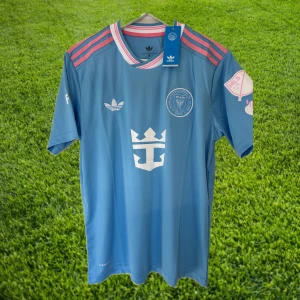 Messi - Inter Miami tredjeställ - Nyskick/helt oanvänd Lionel Messi Inter Miami tredjeställ. Med en vacker ljusblå och rosa samt Messi på ryggen är den svårt att motstå, som godis för ögonen! Tveka inte att höra av er för mer bilder och information!