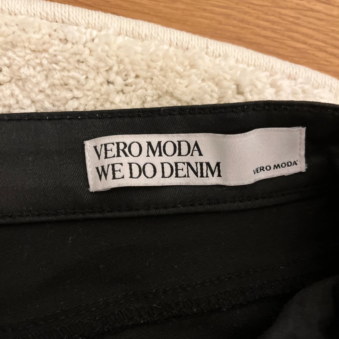 Svarta bootcut jeans från Vero Moda - 2