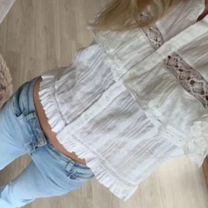 Vit zara topp - Så söt vit Zara topp i storlek S som är super populär och slutsåld! Så himla fin till sommarn och passar allt❤️