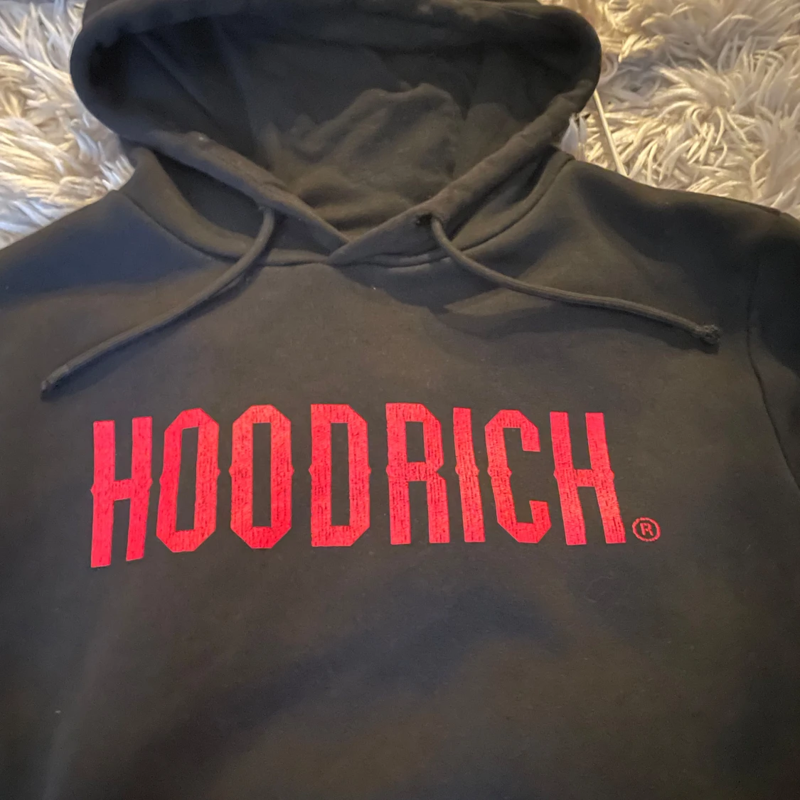 Svart hoodie från Hoodrich med röd logga - 1
