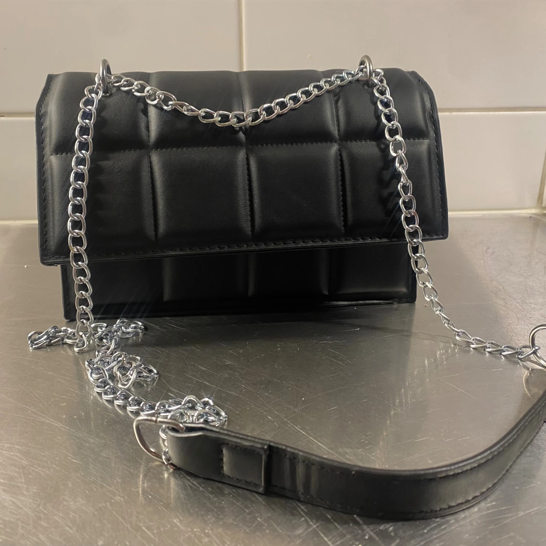Svart quiltad axelväska med kedja