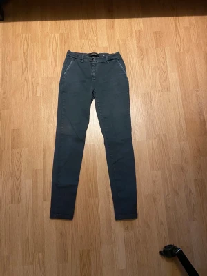 Replay dam jeansbyxor - Säljer ett par gråa Replay Hyperflex jeansbyxor med slim passform. Byxorna har klassisk femficksdesign, bälteshällor och knappstängning. Materialet är stretchigt och bekvämt, perfekt för dig som gillar stilrena och smidiga jeans. Modellen är Lysa och storleken är w30. Hör av dig om du vill ha måtten eller om du har några frågor. Priset är prutbart vid enkel affär