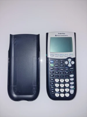 Texas Instruments TI-84 Plus grafräknare - Texas Instruments TI-84 Plus grafritande räknare i super skick! Alla knappar och display är hela och fräscha. Endast baksidan av skyddskalet som går att ta av, som är inristad med namn på. Perfekt för gymnasie- och universitetsstudier i matematik och naturvetenskap. Använde den i knappt 3 veckor. Nypris idag är strax under 2000 kr. 