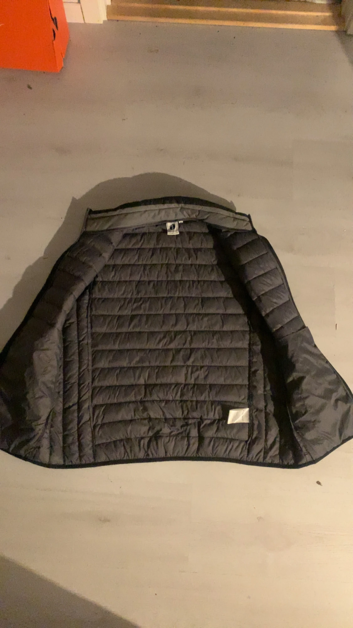 Svart dunväst med dragkedja från Hangten - 2