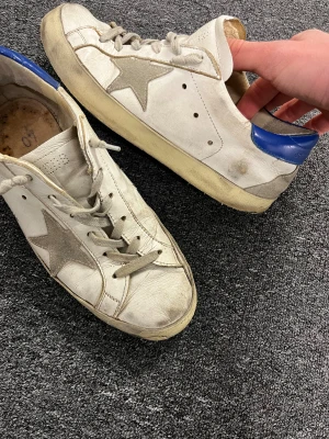 Golden Goose skor - || Otroligt feta golden goose skor || Storleken är 40 men något stort i storleken || Skicket är bra, och slitningarna är från fabrik || Hör av er vid frågor🤝 || 