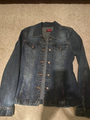 2 jeansjackor och Brun pälsponcho i mjuk fuskpäls - Säljer en brun pälsponcho i supermjuk fuskpäls. Ponchohar en snygg, fluffig look och är perfekt för dig som vill ha något extra cozy och trendigt. Passar till dig som vill sticka ut och hålla värmen med stil. Plus 2 fina jeansjackor