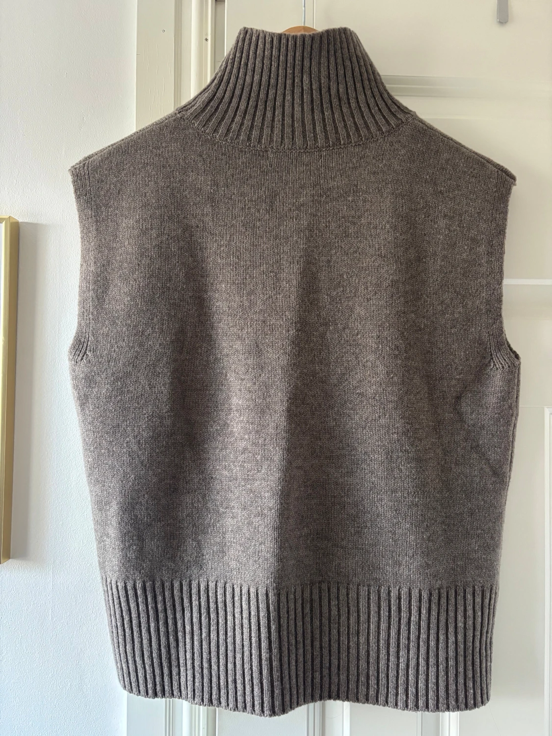 Beige stickad väst från Wera - 2